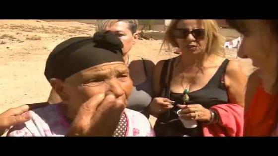 عجوز أمازيغية تشتكي ضعف حالها لسياح إسرائيليين