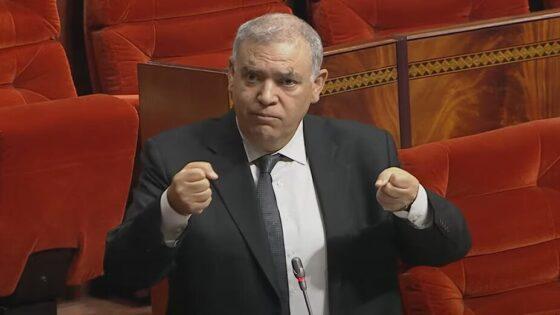 وزير الداخلية يصدر تعليمات صارمة لتسريع المشاريع التنموية ومنع استغلالها انتخابياً.
