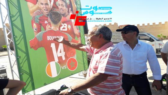 يوسف السعيدي الكاتب العام لعمالة اقليم تارودانت يتفقد تثبيت الشاشة العملاقة لنقل مقابلة المنتخب المغربي والكوديفوار مباشرة للساكنة الرودانية