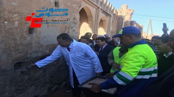 الحسين امزال عامل اقليم تارودانت والمختار الفاروقي المدير الجهوي للثقافة يعطيان انطلاقة اشغال ترميم باب الخميس بالسور التاريخي للمدينة (+الصور)