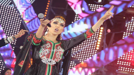 أكادير ..جمهور مهرجان تيمتار يستقبلون دنيا باطما بصفير الاستهجان