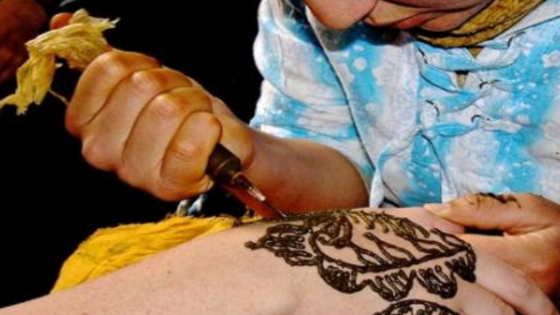حروق “الحناء السوداء” تفسد استجمام بريطانيين بعاصمة سوس