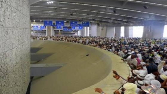 “ضيوف الرحمن” يرمون الجمرات في مشعر منى وينحرون الأضاحي