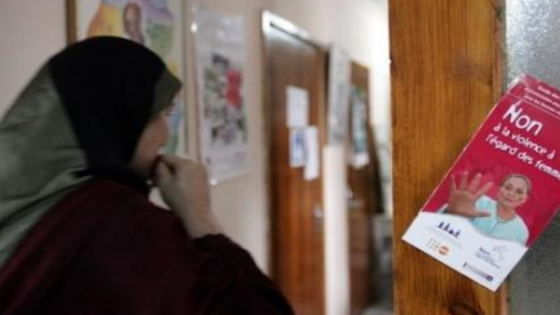 مراكز الاستماع إلى النساء المعنّفات تتحدى “الحشومة” في المملكة.