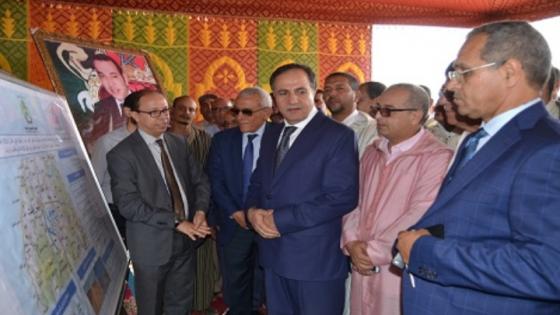 عامل تيزنيت يعطي انطلاقة إنجاز مقطعين طرقيين .