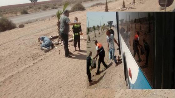 فضيحة : مراقبو حافلات ألزا “يرمون” عجوزا وابنه إلى قارعة الطريق بسيدي بيبي