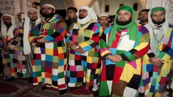 هذا سر اللباس المزركش والموحد الألوان للطريقة الكركرية بالمغرب