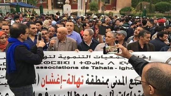 سكان سوس ينزلون للإحتجاج أمام البرلمان بالرباط بعد أن اصبح الرحل يهددون حياتهم