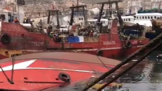غرق باخرة يتسبب في كارثة بيئية بشاطئ أكادير.