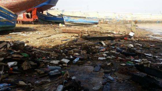 نفايات وزيوت محركات بميناء الصيد تهدد بكارثة بيئية في أكادير