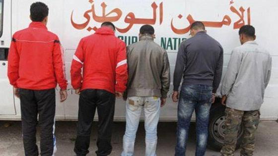 المخدرات تدفع 5 شبان لتمزيق العلم والتبول عليه
