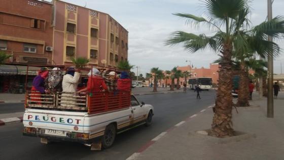“عربات الموت” باشتوكة .. آليات تمرغ آدمية العمال في المهانة