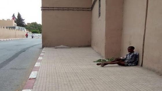 ينام في الشارع ويأكل من القمامة .. مختل عقلي يعاني الإهمال بتارودانت.