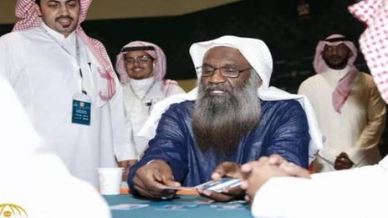 بسبب “الكارطة” .. إمام الحرم المكي السابق يثير الجدل على مواقع التواصل