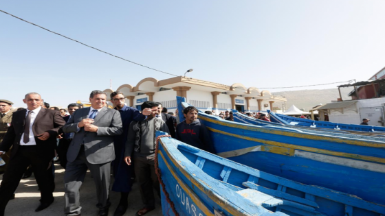 أخنوش يسلم محركات لمراكب الصيد التقليدي لعدد من البحارة بتغازوت .