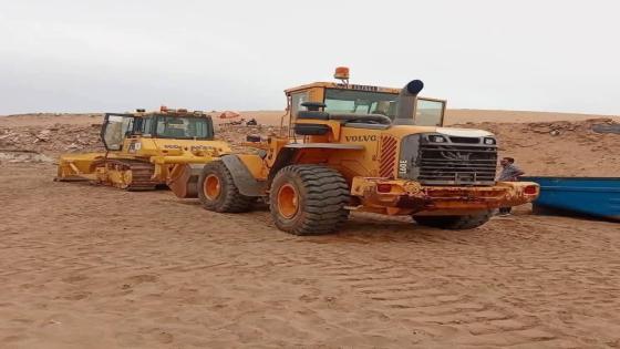 الجرافات تعود لشاطئ تيفنيت وسيدي الطوال لتنقيتهما وتنظيفهما بتنسيق مؤسساتي محكم.