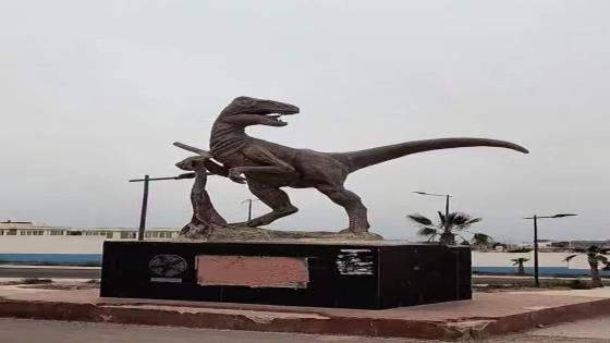 استنفار أمني بأنزا شمال أكادير بعد العثور على جثة رجل فوق مجسم الديناصور الشهير