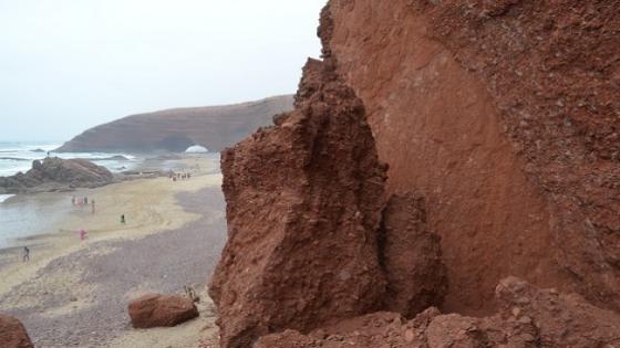 أقواس شاطئ الكزيرة .. سحر الطبيعة يمتد من الشاطئ إلى الجبل