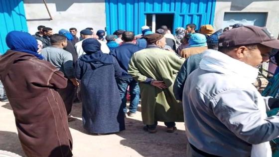 ارتباك في عملية توزيع “ورقة التنقل الإستثنائية” بأولاد تايمة واكتظاظ أمام المقاطعات الحضرية.