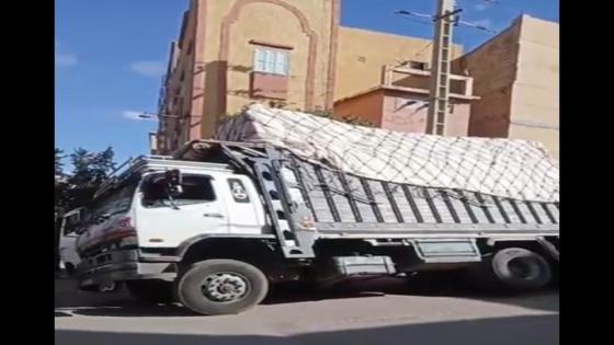 سقوط شاحنة في حفرة وسط الشارع يكشف فضائح البنية التحتية بأولاد تايمة.