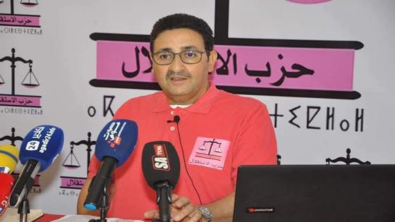قيوح في ندوة صحفية لحزب الاستقلال بمدينة أولاد تايمة، لتقديم مضامين برنامجه الانتخابي.