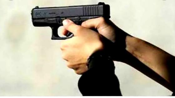 أكادير…موظف شرطة يشهر سلاحه الوظيفي بشكل تحذيري.
