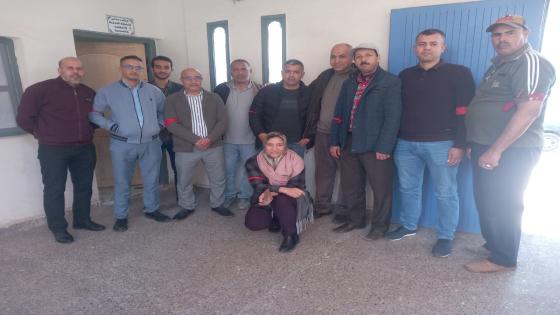 موظفى جماعة سيدي بيبي في وقفة احتجاجية رمزية احتجاجا على تصرفات مستشار.