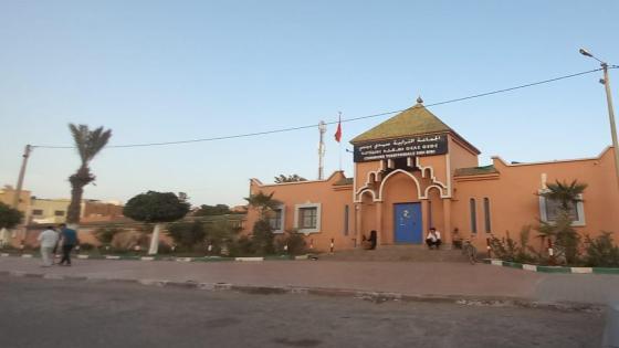 غياب اللافتات لجماعة سيدي بيبي في الاحتفاء بالمناسبات الوطنية رغم حضور عامل الإقليم.