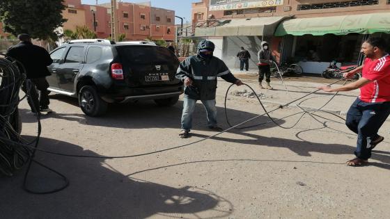 ايت عميرة.. السلطة المحلية تشرع في تعقيم الفضاءات العمومية من أجل محاصرة “كورونا”