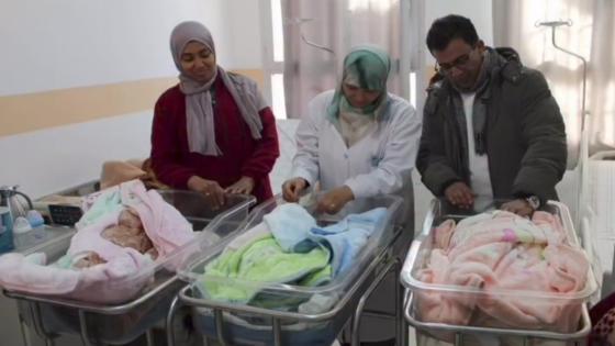 تدخل طبي استعجالي يؤمّن ولادة قيصرية لثلاثة توائم في ظروف صحية جيدة.