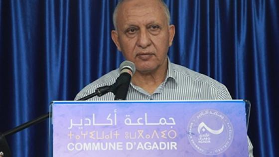 رئيس بلدية أكادير يجيب على أسئلة إعلاميين في لقاء عن بعد.