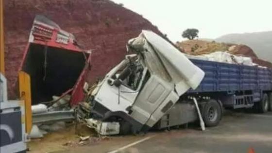 أمسكرود.. قتيل وجريح في اصطدام بين شاحنتيْن بـ”منحدر الموت.