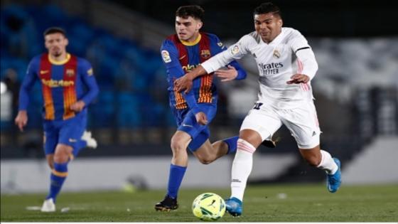 الريال تهزم برشلونة في كلاسيكو مثير ويقاسم أتلتيكو مدريد صدارة الدوري الإسباني.