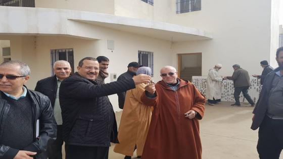 جماعة إنزكان تشرع في توزيع مفاتيح محلات سوق الخضر والفواكه الجديد