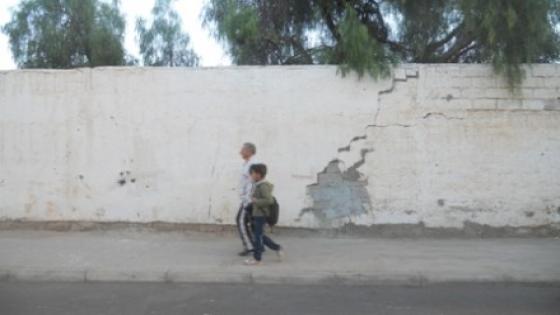 اكادير : السور الخارجي للمؤسسة التعلميمة بحي احشاش على وشك الانهيار