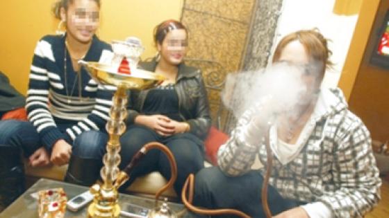 مراهقات يلهتن وراء المعسل و الشيشة بملاهي أكادير‎