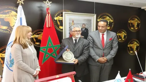 بوكوس يدعو إلى تعلم الأمازيغية ويدافع عن “خط تيفناغ” أمام السفراء