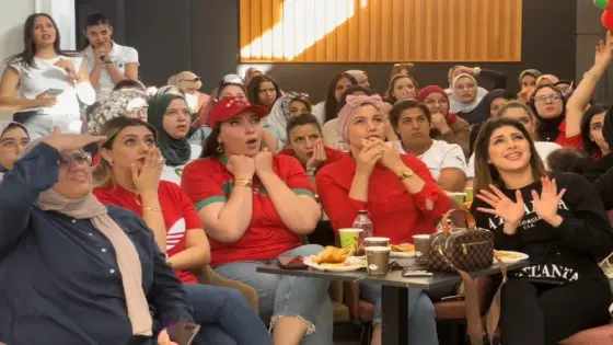 مباريات كرة القدم بكأس العالم تجذب النساء في المقاهي والفضاءات العامة .