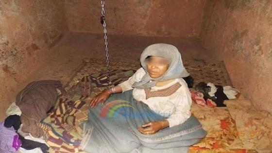 الأغلال تُقيد “امرأة مختلة” بتنغير 27 عاما .. والفقر يضاعف الألم