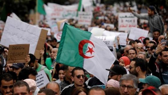رغم تحايل العسكر.. خروج أساتذة وتلاميذ للتظاهر ضد بوتفليقة .