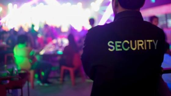 حراس “الفيدور” بالملاهي الليلية في أكادير… تجاوزات خطيرة وسلوكيات خارج القانون.