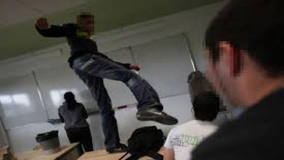 اشتوكة : تلميذ يكسر أصبع يد أستاذته بإذاوكنظيف !!!