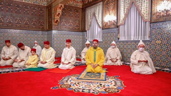 SM le Roi Mohammed VI, Amir Al-Mouminine, accomplit la prière de l'Aïd Al-Adha