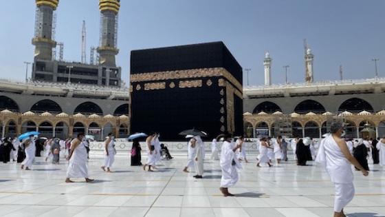 آلاف المسلمين يعتمرون في مسارات محدودة ووسط احتياطات مكثفة.