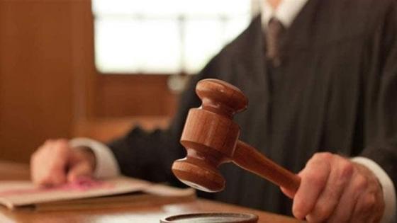 اكادير .. الاطاحة بقاض وموظفين بسبب ” تلقي رشاوي” .