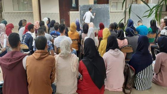 طلبة ينظمون حصصا للدعم وسط كلية العلوم بعد منعهم من الحجرات الدراسية