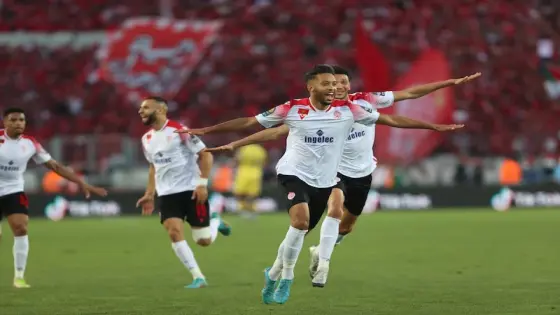 الوداد يسحق الأهلي المصري بثنائية ويتوج بلقب دوري أبطال إفريقيا.