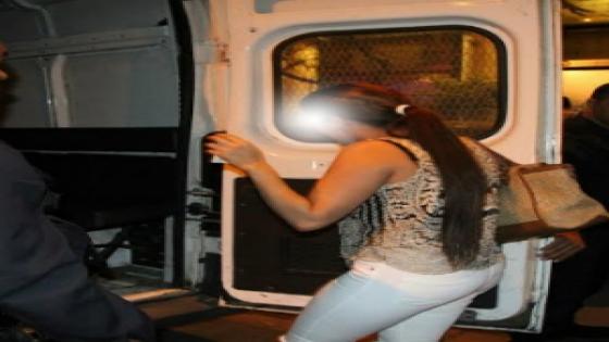 اعتقال عصابة بينهم فتاة متخصصة في سرقة محلات الهواتف النقالة