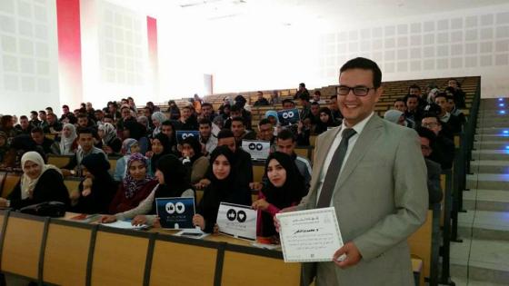 أيت ملول : طلبة شعبة القانون بالقطب الجامعي يكرمون أستاذهم بطريقة رائعة