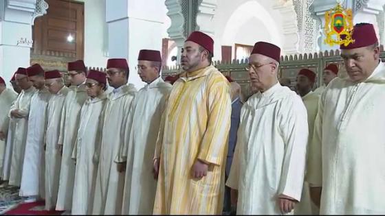 شـــاهد ردة فعل الملك محمد السادس عندما نسي إمام الجمعة سورة الفاتحة